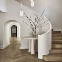 Escalier Courbé Élégant avec Poutres Métalliques à Rayon Personnalisé pour Entrée d'Hôtel de Luxe ou de Grande Maison