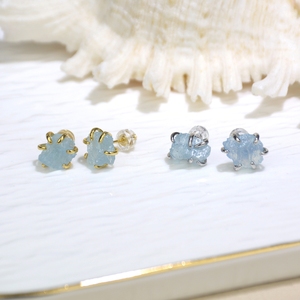 Boucles d'oreilles aigue-marine en pierre naturelle faites à la main au prix de gros clous en argent plaqué or en cristal brut de quartz bleu pour femmes à la mode - Product Image 2