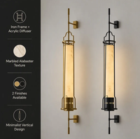 Applique murale verticale moderne de luxe en alabâtre marbré texturé, avec cadre en fer et lampe LED en acrylique pour villa
