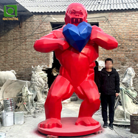 Statue de gorille rouge en fibre de verre personnalisée de 300 cm de haut avec cœur bleu, sculpture de personnage de film célèbre en résine