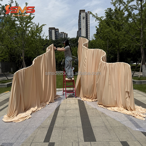 Supporto ad arco in metallo color champagne per fondale decorativo per eventi e matrimoni, con tenda in tessuto drappeggiato per matrimoni - Product Image 1