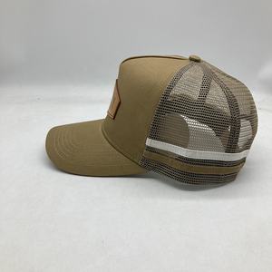 Gorra Trucker Personalizada de Alta Calidad con Estructura de 5 Paneles, Estilo Australiano, 2 Franjas Laterales y Parche de Cuero con Logotipo - Product Image 3