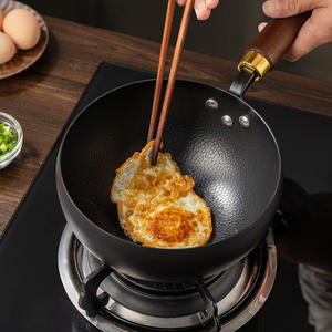 Poêles à frire en fer sans revêtement avec manche en bois 24/28 cm, Wok à fond large pour sauter et faire bouillir des soupes - Vente en gros - Product Image 4
