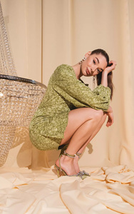 Abito Verde Lime Personalizzato Primavera-Estate 2026 - Vestito Avvolgente <span class=keywords><strong>e</strong></span> Annodabile in Jacquard con Fiocco <span class=keywords><strong>e</strong></span> Orlo a Volant, Produzione Diretta dalla Fabbrica Cinese per OEM/ODM - Product Image 6