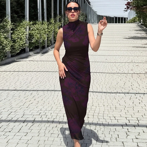 Vestido midi ajustado sin mangas con cuello alto y diseño asimétrico fruncido en estampado morado para fiestas de verano - Product Image 1