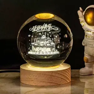 गर्म बिक्री 80mm 3D लेजर उत्कीर्ण क्रिस्टल गैलेक्सी गेंद Etached सौर प्रणाली ग्रह क्रिस्टल ग्लास गेंद के साथ लकड़ी एलईडी खड़े हो जाओ