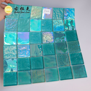 Tuiles de mosaïque en verre iridescent vert émeraude scintillant, carrées 300*300mm, pour la conception de piscines de luxe - Product Image 2