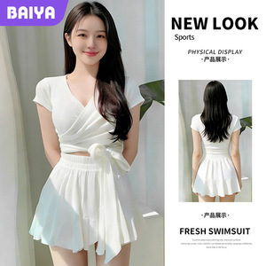 Traje de baño de dos piezas rosa para mujer, traje de baño estilo falda acanalada con cuello en V para playa y piscina - Product Image 4