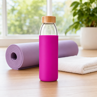 Bouteille d'eau en verre borosilicate de 500 ml avec manchon en silicone et logo en relief, couvercle en bambou – Meilleure vente