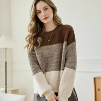 Pull en tricot colorblock confortable - Coupe ample et décontractée, texture douce et rayures tendance pour un look chic automne/hiver.