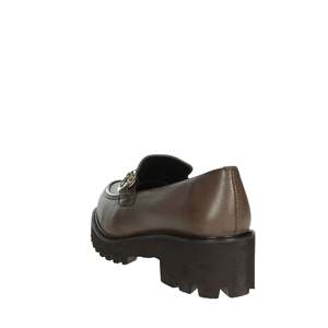 Mocassins pour femmes en cuir taupe à semelle épaisse, style slip-on - Product Image 2
