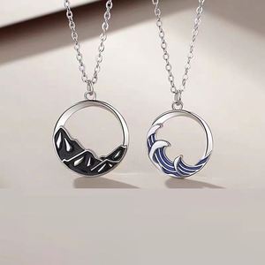Collier de couple romantique avec pendentif rond Montagne Océan, pendentif assorti Cercle Promesse Romantique, collier Montagne et Mer - Product Image 1