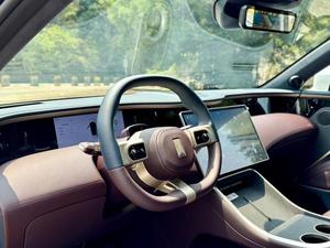 AVATR 11 2025 d'occasion, modèle de luxe SUV à 4 portes et 5 places, propulsion arrière, autonomie étendue, REEV, blanc sur rouge bordeaux - Product Image 4