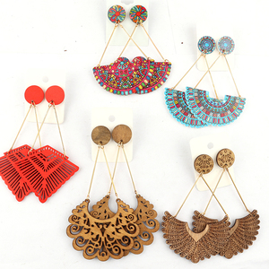 Nouveautés 2022 : Boucles d'oreilles pendantes africaines en bois - Product Image 3