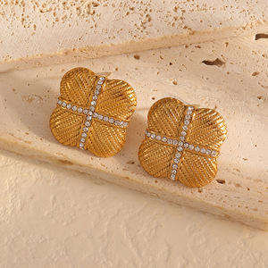 Pendientes geométricos con circonita cúbica en tono dorado para uso diario - Product Image 1