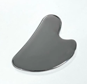 Planche Gua Sha en métal pour le visage et le corps - Product Image 1