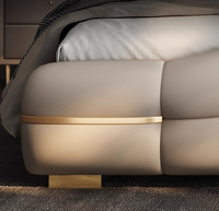 Cadre de lit king size moderne et luxueux en cuir rembourré avec tiroirs de rangement et têtes de lit, assemblé pour un design de mariage