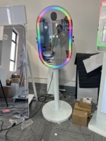Photomaton LED Magic Mirror avec écran tactile, station de selfie pour location de mariage, fête ou événement.M