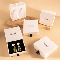 Boîtes cadeaux blanches personnalisées avec logo, pochette à bijoux en microfibre et insert de protection – Offre Spéciale
