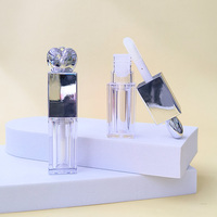 Vente en gros de flacons de brillant à lèvres carrés de 8 ml, tube transparent pour brillant à lèvres avec pendentif mignon et pinceau, emballage cosmétique, logo personnalisé