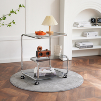 Table d'appoint mobile nordique avec plateau en verre trempé, structure en alliage d'acier, roulettes pivotantes à 360°, rangement multi-niveaux pour salon et chambre