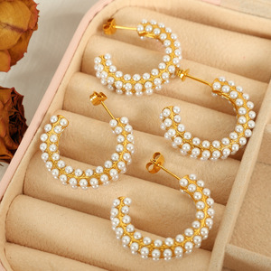 ต่างหูห่วงรูปตัว C สีทองประดับมุกเทียมเกรด AA แบบฝังช่อง เหมาะสำหรับใส่ทุกวัน - Product Image 1