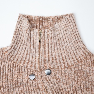 Pull en maille côtelée asymétrique haut de gamme pour femme avec boutons et fermeture éclair, collection automne, fabrication sur mesure ODM pour marque - Product Image 3