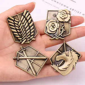 16 Modelos de anime Ataque em Titan Metal Esmalte Pin de emblema Guarda a rosa Pin de emblema de canto da aplicação da lei