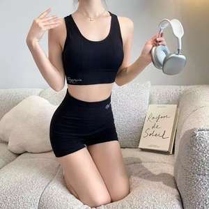 Ensemble de yoga pour femmes, soutien-gorge de sport réversible sans couture hautement élastique, à carreaux/uni, doux et respirant, options grandes tailles - Product Image 1