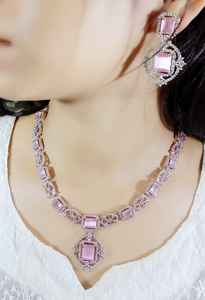 Ensemble de boucles d'oreilles collier clouté de diamants américains plaqués argent pour femme en laiton fait à la main Mang Tikka pour les mariages et les fêtes - Product Image 3