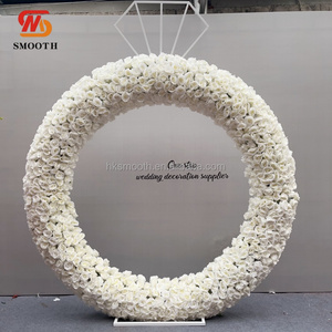 Décoration de mariage et de demande en mariage pour la Saint-Valentin, toile de fond florale en roses ivoire avec anneau de fleurs en diamant et éclairage - Product Image 6
