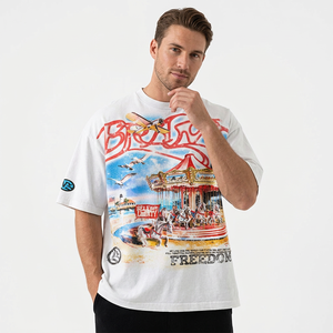 เสื้อยืดแขนสั้นสีขาวสำหรับผู้ชาย BRAVO ลายพิมพ์ Carousel ดีไซน์ Freedom ทรงปกติ คอเต่า สไตล์ทางการ ผ้าฝ้าย 100% - Product Image 6