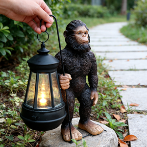 Statue de jardin Bigfoot en résine réaliste, lanterne lumineuse, texture de fourrure réaliste, décoration de Noël d'extérieur, lumière solaire, créature forestière - Product Image 1