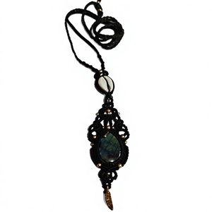 Collar colgante de macramé negro hecho a mano con piedra natural verde, concha de cauri, pluma dorada estilo boho, ajustable para uso diario unisex. - Product Image 1