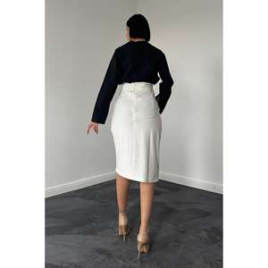 Elegante Falda Lápiz Blanca a Rayas, Cintura Natural, Tejido de Tela, Estilo Ejecutivo para Mujer, Ajuste Cómodo, Vestido de Trabajo - Product Image 1