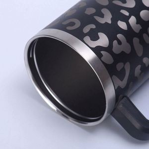 Vaso Térmico de 40oz con Estampado de Leopardo, Asa y Pajita - Elegante Taza Aislada para Promociones en Movimiento - Product Image 3