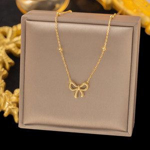 Produit innovant à fort potentiel de profit : collier pour homme avec anneaux entrelacés flexibles et incrustations de cristaux de luxe - Product Image 4