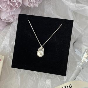 Collar de Perlas Romántico de Lujo con Colgante de Plata Pura S925 con Rosa Blanca y Camelia, Cadena para Suéter Única y Premium - Product Image 1