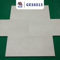 Plancher en composite pierre-plastique ignifuge SPC, plancher en pierre sans formaldéhyde, planche de vinyle rigide à clipser pour salle de bain