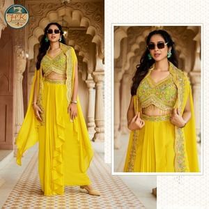 Vibrante Vestido Amarillo Estilo Indo-Occidental con Top Corto Bordado, Chaqueta Larga Tipo Capa y Elegante Conjunto de Falda Dhoti con Volantes para Mujer - Product Image 3