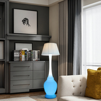 Lampadaire d'angle minimaliste nordique moderne télécommande de luxe Design de chambre d'hôtel lampadaire LED RVB pour la décoration de salon