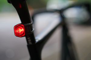 Nouvelle arrivée, mini lampe de vélo rechargeable par USB, petite lampe de vélo LED, feu arrière ABS - Product Image 4