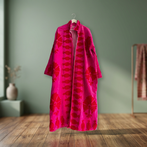 Manteau long en velours rose vif fait main sur mesure avec broderie appliquée motif grenade rouge vif - Product Image 6
