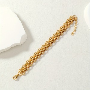 Pulsera de Acero Inoxidable con Baño de Oro de 18K |   Pulsera de Cadena de Eslabones Ovalados de Tres Filas, Diseño Clásico y Moderno que No se Desvanece para Mujer - Product Image 2