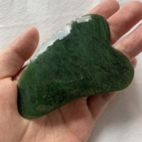 Outil de massage facial personnalisé en jade He Tian, soin de la peau, jade néphrite vert foncé, Gua Sha éclaircissant pour le visage/le cou/le corps