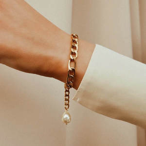 สร้อยข้อมือไข่มุกสไตล์บาร็อคสีทองทำจากสแตนเลส - Product Image 2