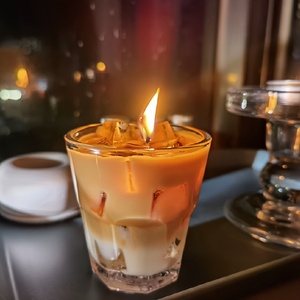 Vela Aromática <span class=keywords><strong>de</strong></span> Café <span class=keywords><strong>de</strong></span> 200g <span class=keywords><strong>con</strong></span> <span class=keywords><strong>Aroma</strong></span> Intenso, Vela Artesanal <span class=keywords><strong>con</strong></span> <span class=keywords><strong>Aroma</strong></span> a Café Helado, Regalo <span class=keywords><strong>de</strong></span> Cumpleaños <span class=keywords><strong>con</strong></span> Manos Decoradas - Product Image 1