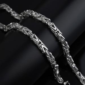 สร้อยข้อมือสแตนเลสสตีลสำหรับผู้ชาย ดีไซน์แฟชั่นไทเทเนียมสีเงินรูปตัววี สไตล์บิสซันไทน์ - Product Image 3