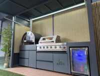 Cuisine extérieure modulaire en acier inoxydable 304 avec barbecue intégré, armoire de rangement rétractable intelligente et abri personnalisé intégré