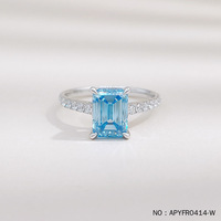 Bague Lerca en or blanc 18 carats avec diamant fantaisie de couleur bleu glacier, taille émeraude, grand carat, tige droite à quatre griffes, cultivé en laboratoire